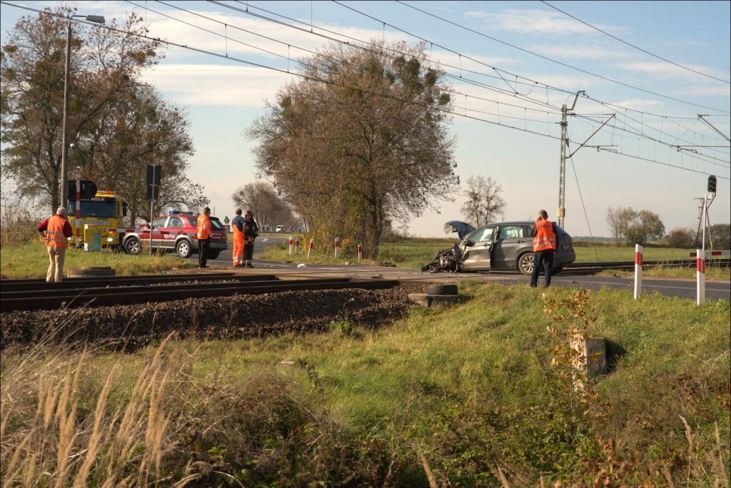 Brzeg: Osobówka zderzyła się z pociągiem