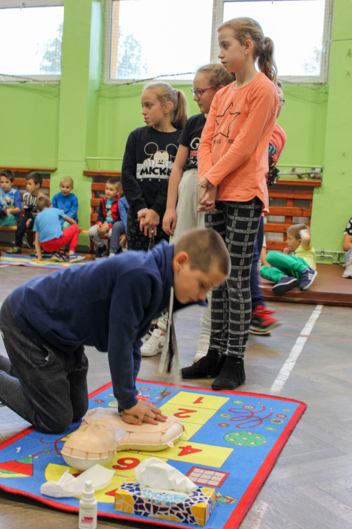 Uczniowie PSP w Olszance po raz kolejny biją rekord w jednoczesnej resuscytacji krążeniowo-oddechowej