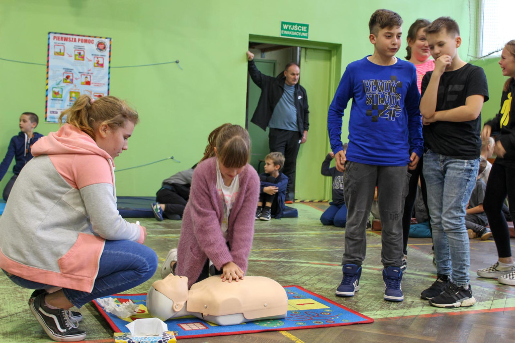 Uczniowie PSP w Olszance po raz kolejny biją rekord w jednoczesnej resuscytacji krążeniowo-oddechowej