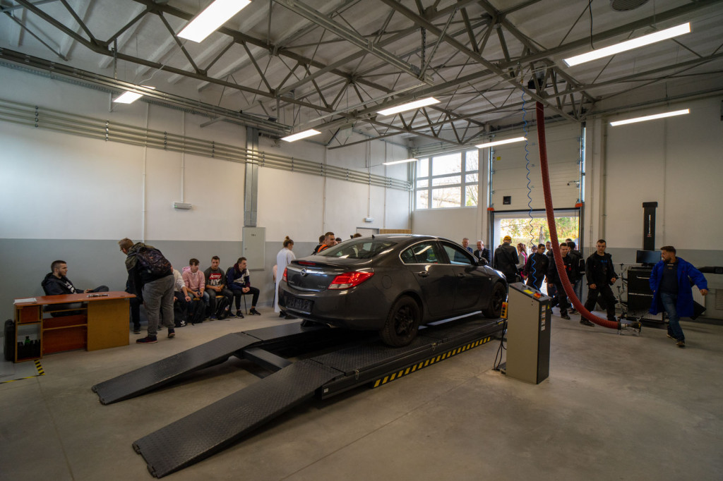 Nowy warsztat mechaniczny w Zespole Szkół Ponadpodstawowych w Grodkowie