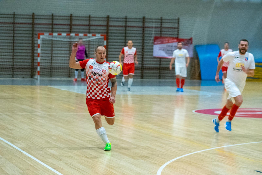 Ciężkie przetarcie Gredaru. Brzeżanie liderem po wygranej z Nowinami!