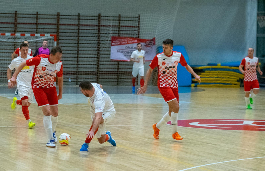 Ciężkie przetarcie Gredaru. Brzeżanie liderem po wygranej z Nowinami!