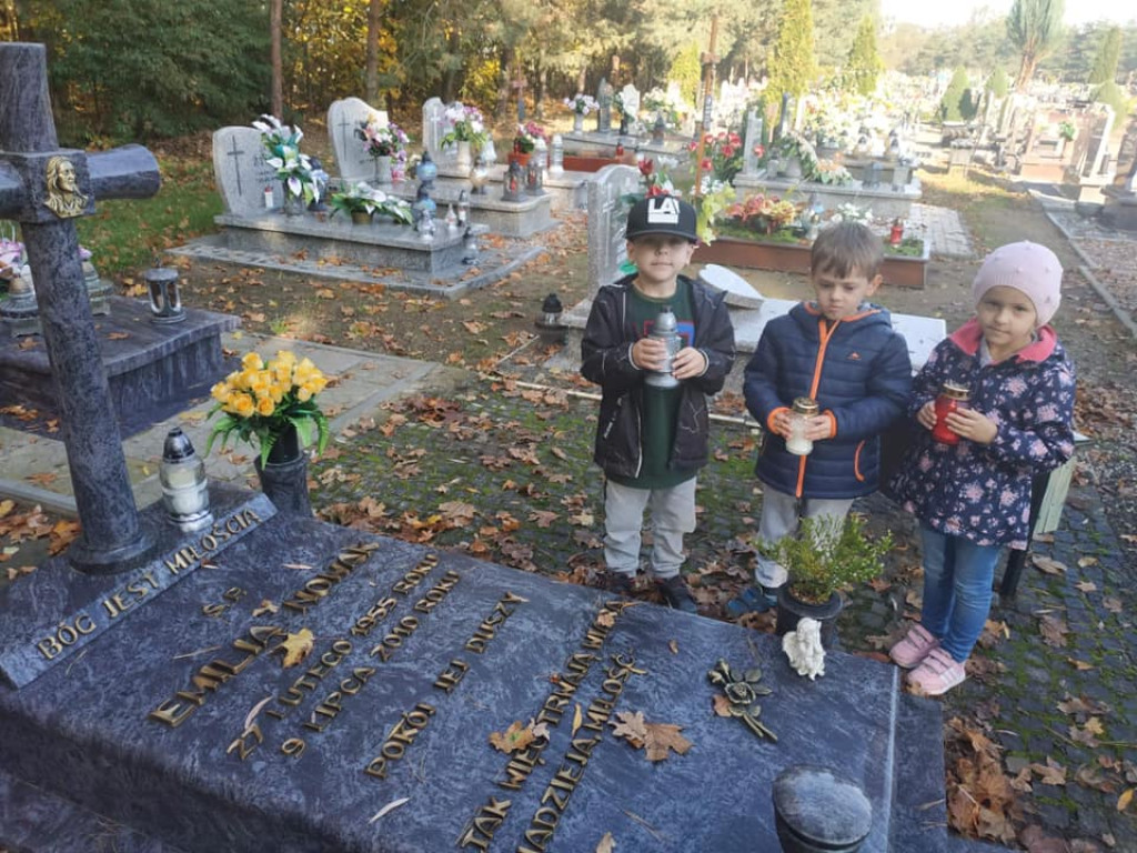 Przedszkolaki z Przedszkola nr 1 w Lewinie Brzeskim wzięły udział w akcji MEN ,,Szkoła pamięta``