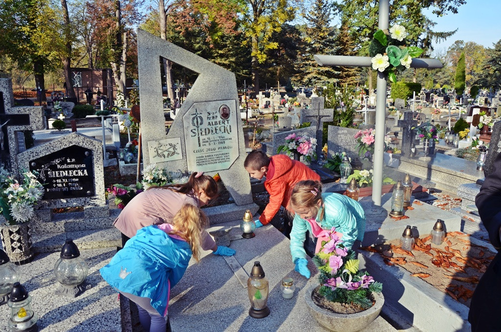 Przedszkolaki z Przedszkola nr 1 w Lewinie Brzeskim wzięły udział w akcji MEN ,,Szkoła pamięta``