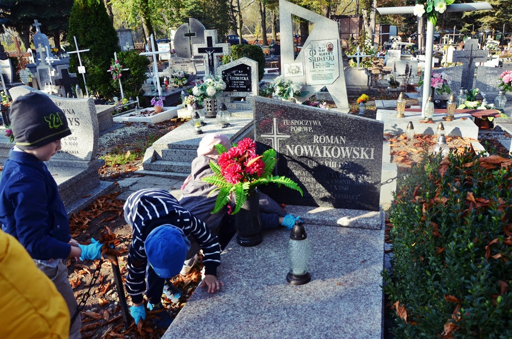 Przedszkolaki z Przedszkola nr 1 w Lewinie Brzeskim wzięły udział w akcji MEN ,,Szkoła pamięta``