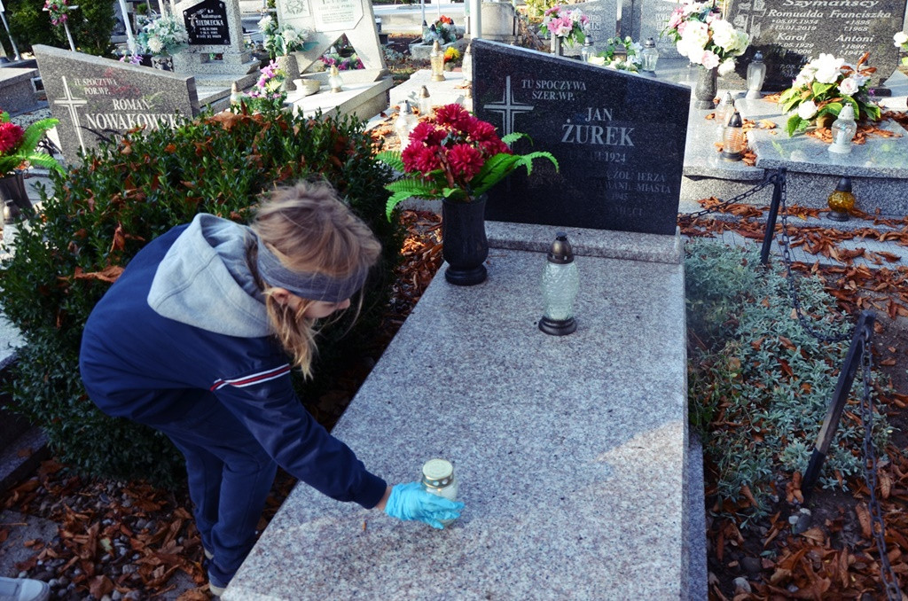 Przedszkolaki z Przedszkola nr 1 w Lewinie Brzeskim wzięły udział w akcji MEN ,,Szkoła pamięta``
