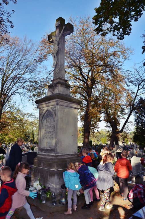 Przedszkolaki z Przedszkola nr 1 w Lewinie Brzeskim wzięły udział w akcji MEN ,,Szkoła pamięta``