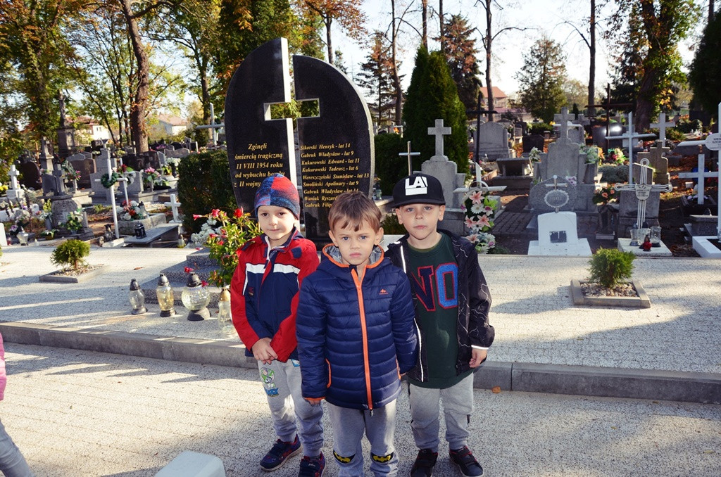 Przedszkolaki z Przedszkola nr 1 w Lewinie Brzeskim wzięły udział w akcji MEN ,,Szkoła pamięta``