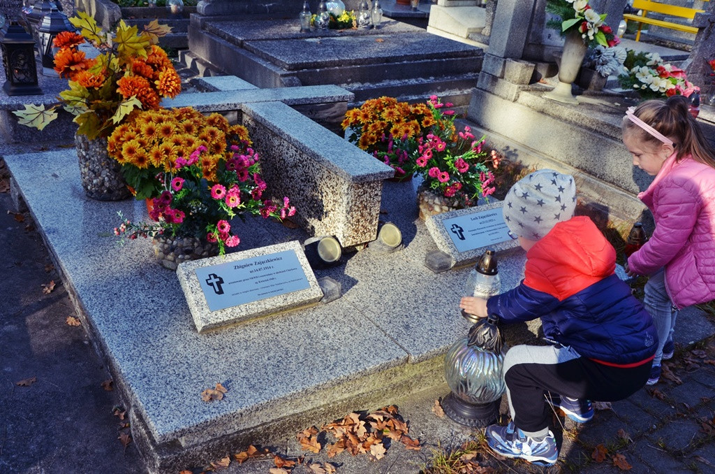 Przedszkolaki z Przedszkola nr 1 w Lewinie Brzeskim wzięły udział w akcji MEN ,,Szkoła pamięta``
