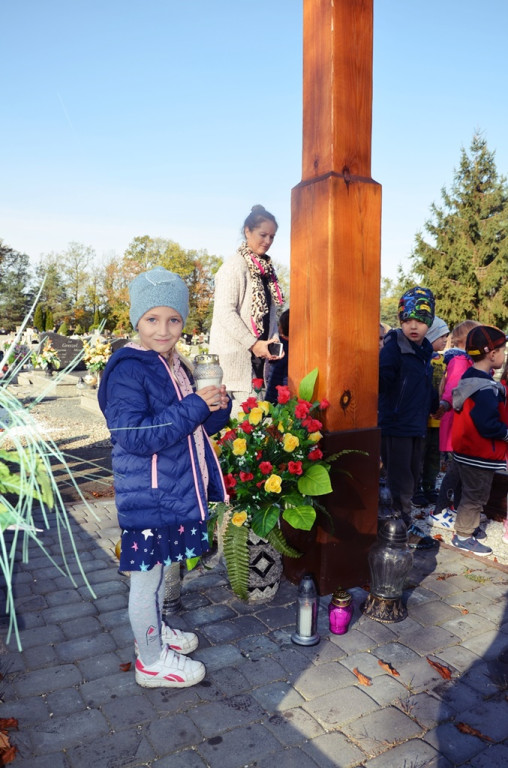 Przedszkolaki z Przedszkola nr 1 w Lewinie Brzeskim wzięły udział w akcji MEN ,,Szkoła pamięta``
