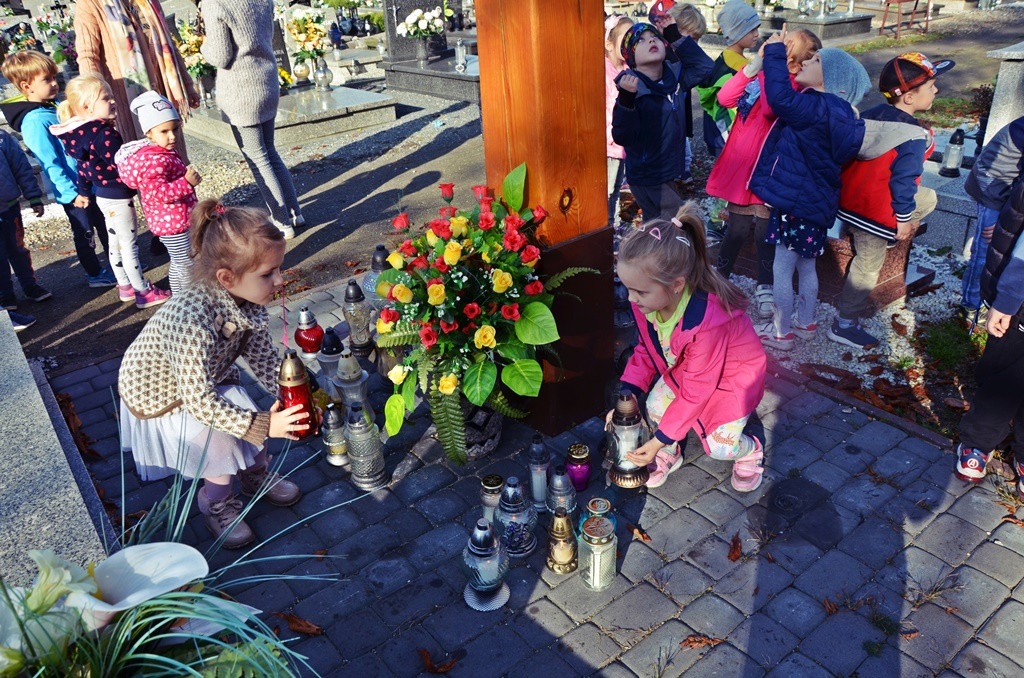 Przedszkolaki z Przedszkola nr 1 w Lewinie Brzeskim wzięły udział w akcji MEN ,,Szkoła pamięta``