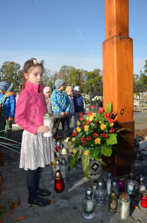 Przedszkolaki z Przedszkola nr 1 w Lewinie Brzeskim wzięły udział w akcji MEN ,,Szkoła pamięta``