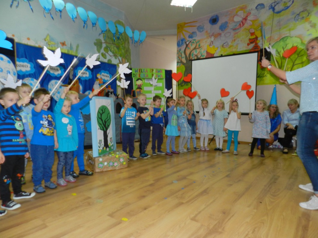 Dzieci z Przedszkola Publicznego nr 11 w Brzegu świętują Międzynarodowy Dzień Praw Dziecka wspólnie z UNICEF