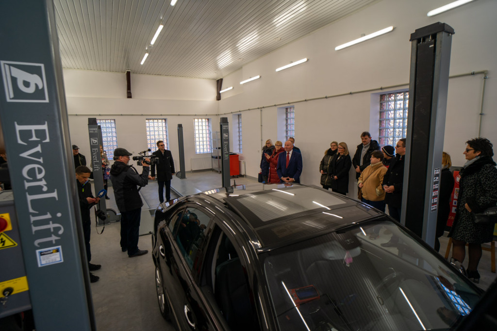 Nowe sale dydaktyczne w ZSB im. Księcia Jerzego II Piasta w Brzegu pozwolą na lepsze kształcenie w zawodach [zdjęcia]