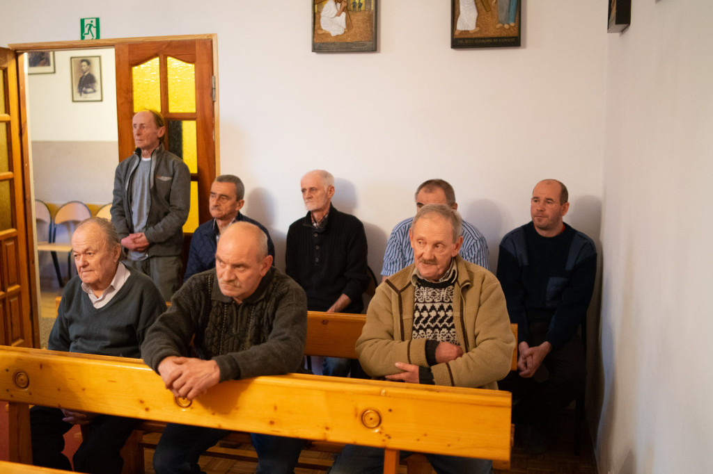 Wizyta wojewody opolskiego w Pępicach. Adrian Czubak podzielił się opłatkiem z bezdomnymi