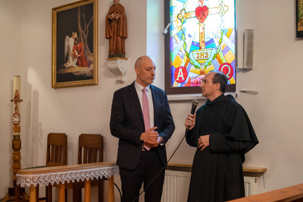 Wizyta wojewody opolskiego w Pępicach. Adrian Czubak podzielił się opłatkiem z bezdomnymi