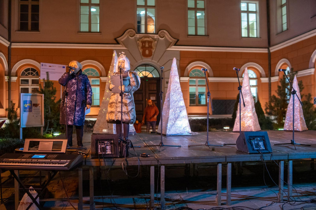 Wspólne kolędowanie pod ratuszem w Grodkowie [fotorelacja]