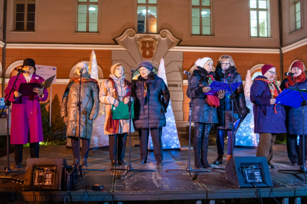 Wspólne kolędowanie pod ratuszem w Grodkowie [fotorelacja]
