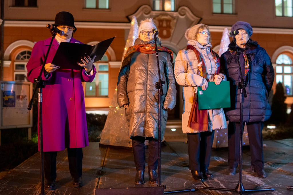 Wspólne kolędowanie pod ratuszem w Grodkowie [fotorelacja]