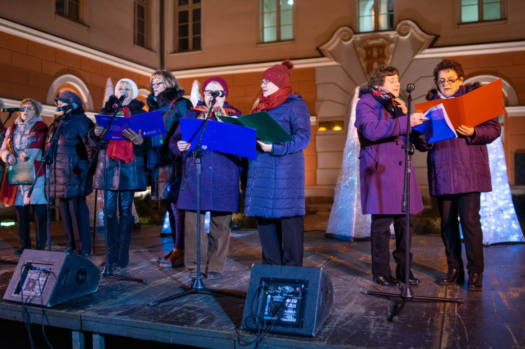 Wspólne kolędowanie pod ratuszem w Grodkowie [fotorelacja]
