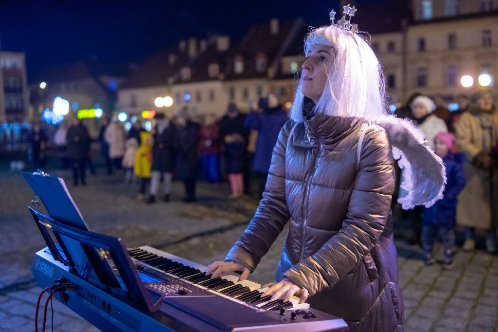Wspólne kolędowanie pod ratuszem w Grodkowie [fotorelacja]