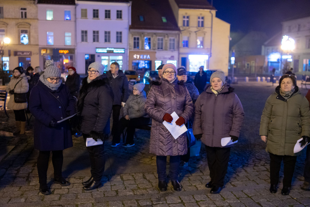 Wspólne kolędowanie pod ratuszem w Grodkowie [fotorelacja]