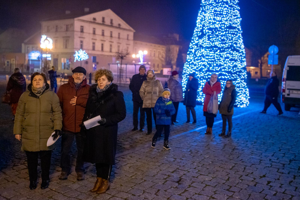 Wspólne kolędowanie pod ratuszem w Grodkowie [fotorelacja]