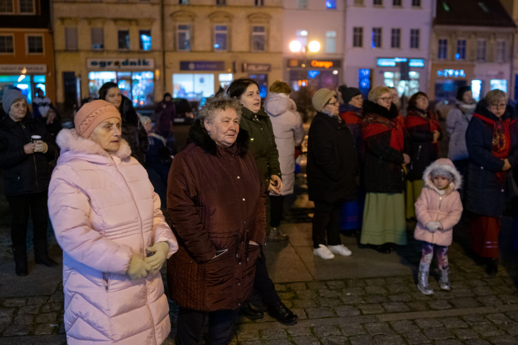 Wspólne kolędowanie pod ratuszem w Grodkowie [fotorelacja]