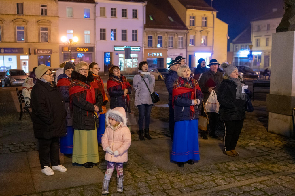 Wspólne kolędowanie pod ratuszem w Grodkowie [fotorelacja]