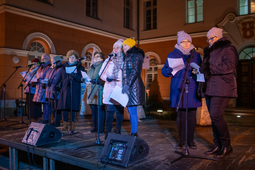 Wspólne kolędowanie pod ratuszem w Grodkowie [fotorelacja]