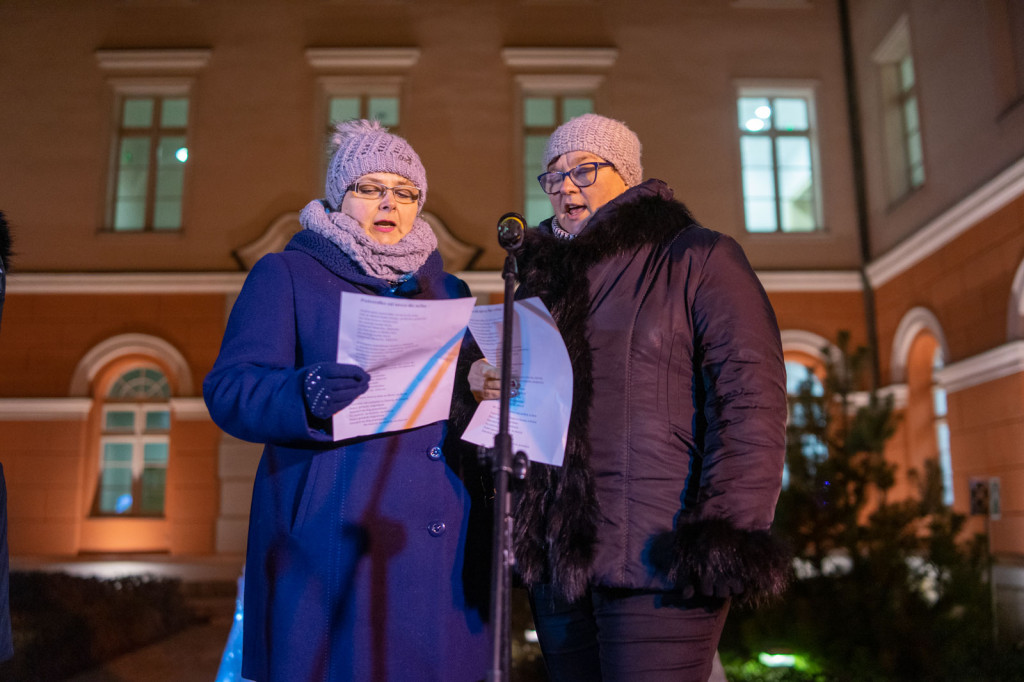 Wspólne kolędowanie pod ratuszem w Grodkowie [fotorelacja]