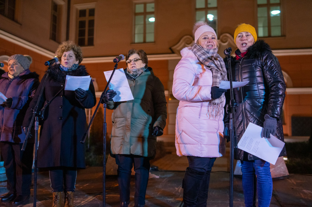 Wspólne kolędowanie pod ratuszem w Grodkowie [fotorelacja]
