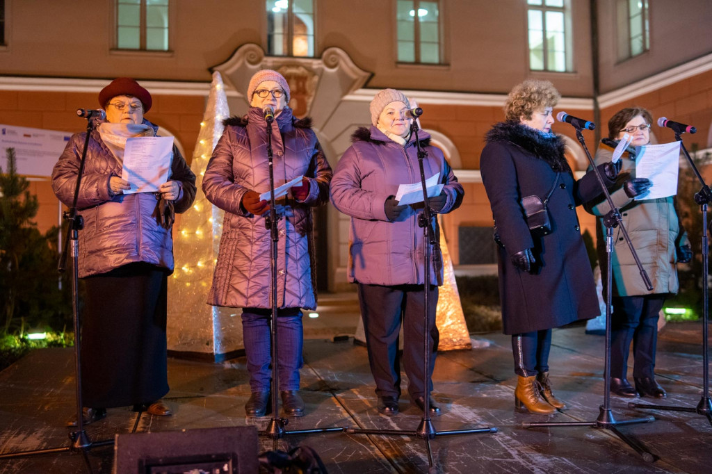 Wspólne kolędowanie pod ratuszem w Grodkowie [fotorelacja]