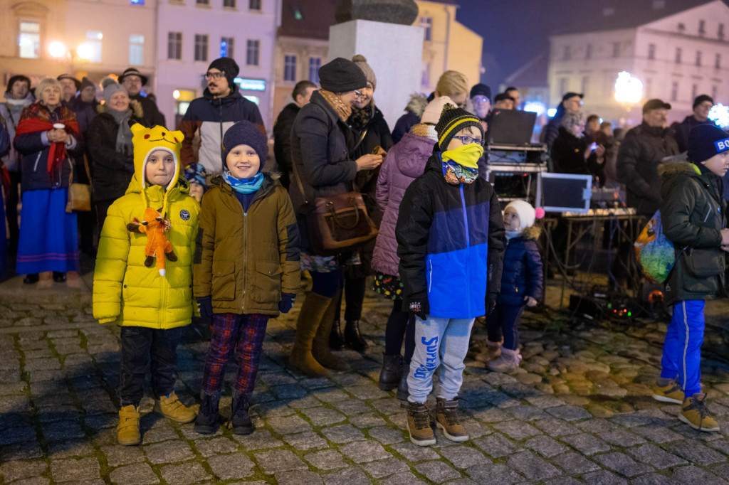 Wspólne kolędowanie pod ratuszem w Grodkowie [fotorelacja]