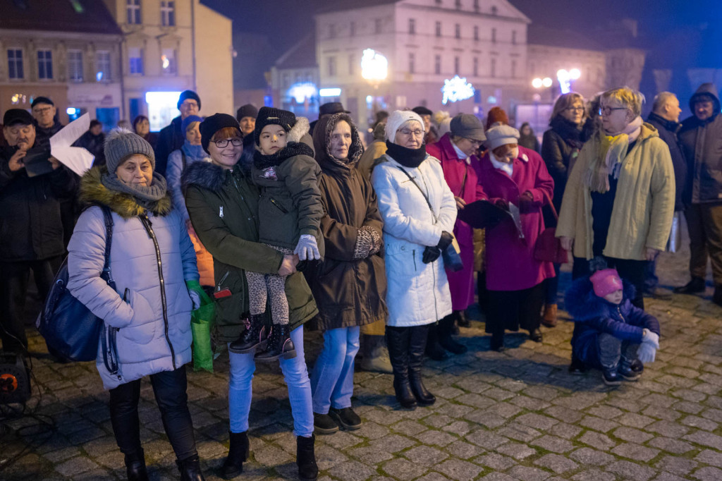 Wspólne kolędowanie pod ratuszem w Grodkowie [fotorelacja]