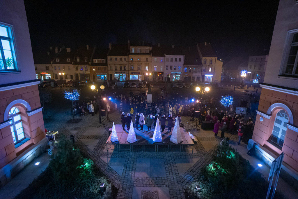 Wspólne kolędowanie pod ratuszem w Grodkowie [fotorelacja]