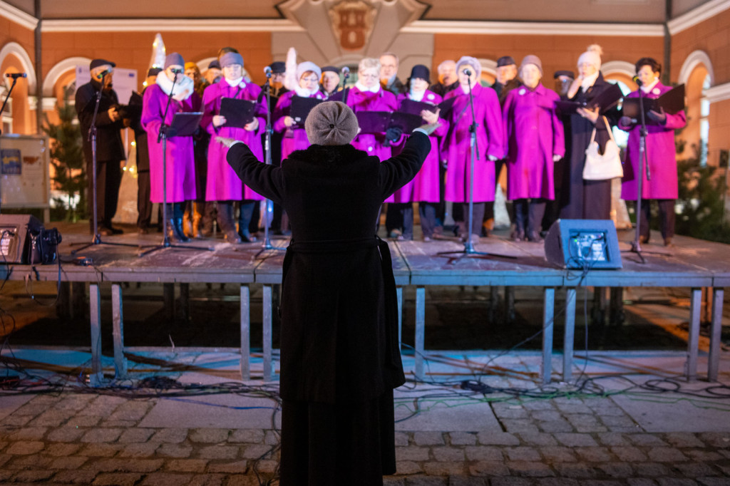 Wspólne kolędowanie pod ratuszem w Grodkowie [fotorelacja]