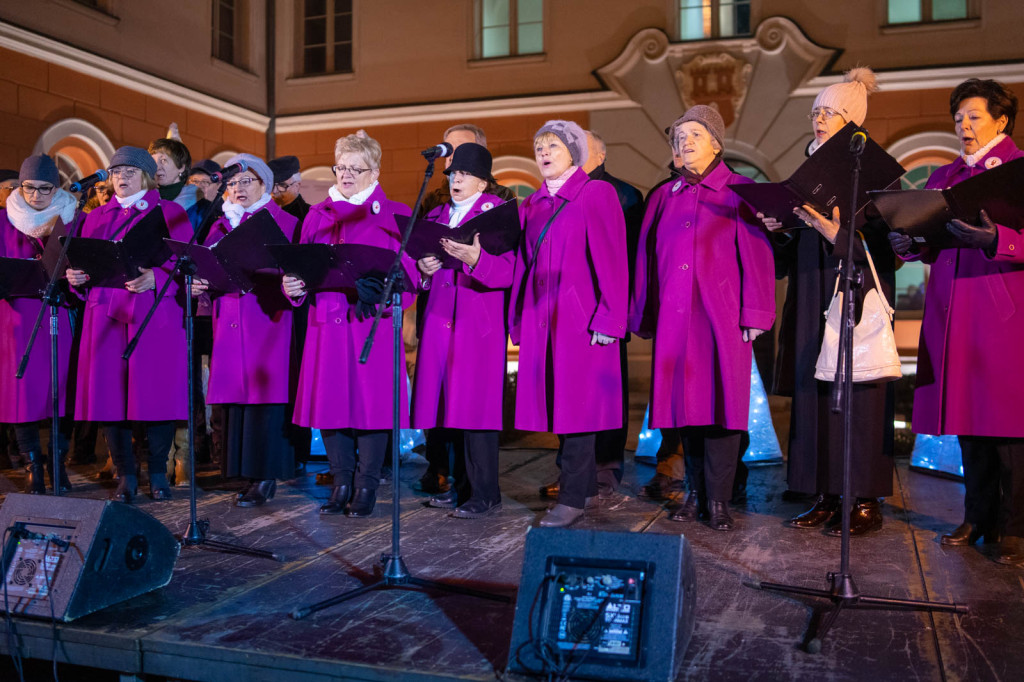 Wspólne kolędowanie pod ratuszem w Grodkowie [fotorelacja]