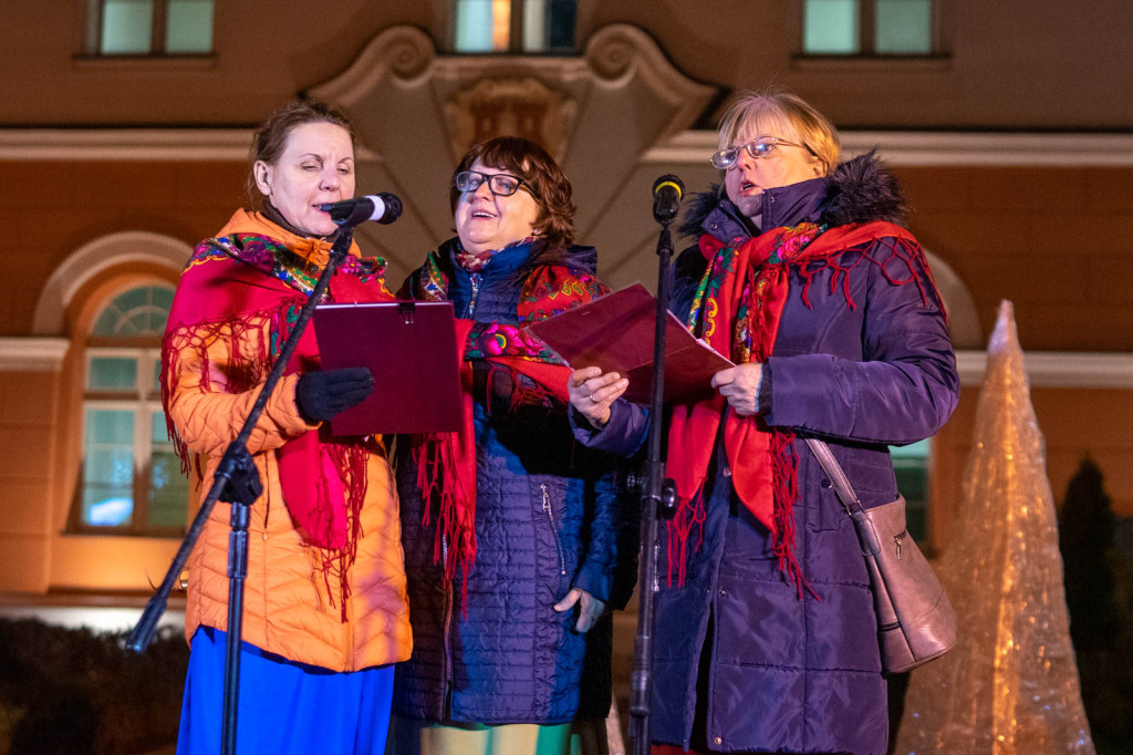 Wspólne kolędowanie pod ratuszem w Grodkowie [fotorelacja]