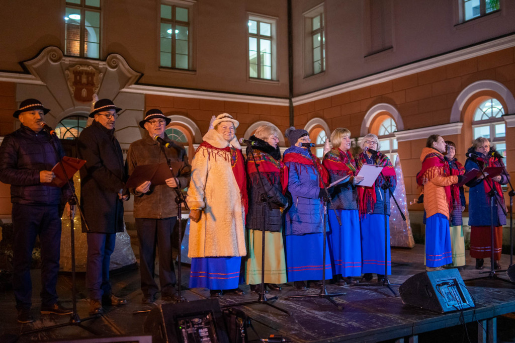 Wspólne kolędowanie pod ratuszem w Grodkowie [fotorelacja]