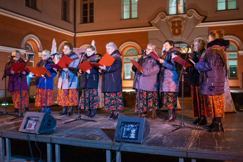 Wspólne kolędowanie pod ratuszem w Grodkowie [fotorelacja]