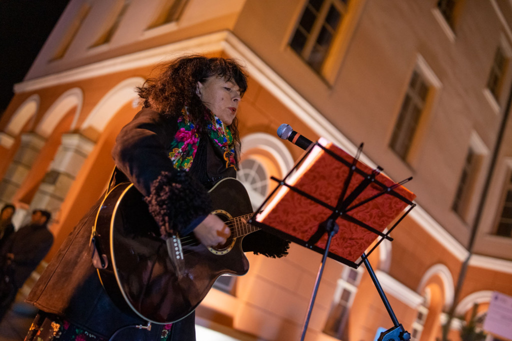 Wspólne kolędowanie pod ratuszem w Grodkowie [fotorelacja]