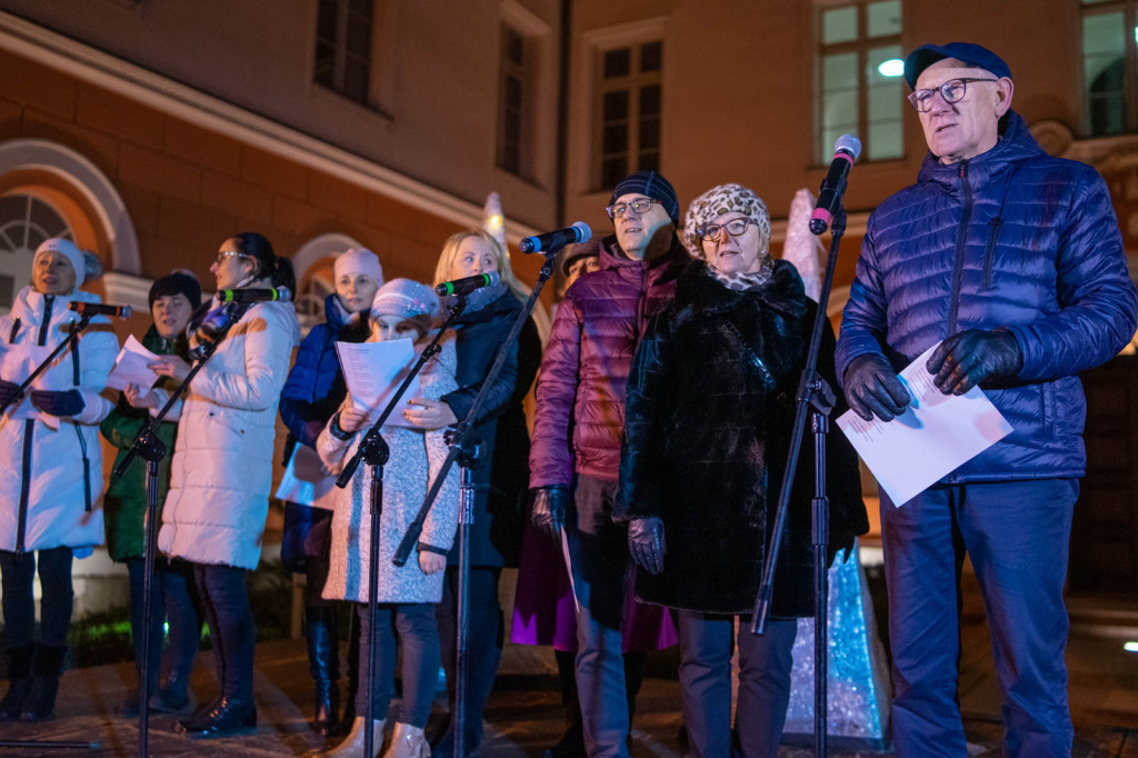 Wspólne kolędowanie pod ratuszem w Grodkowie [fotorelacja]