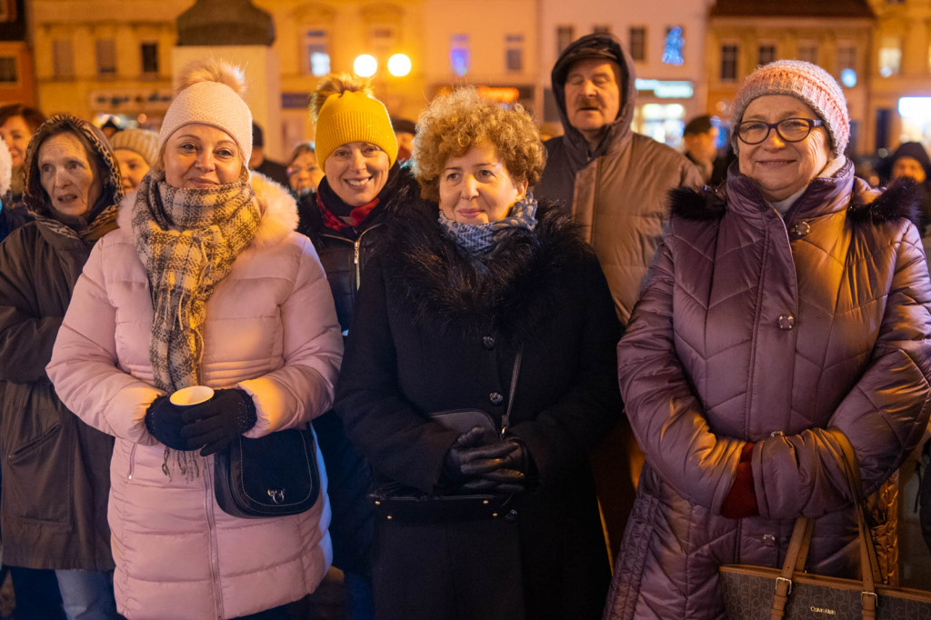 Wspólne kolędowanie pod ratuszem w Grodkowie [fotorelacja]