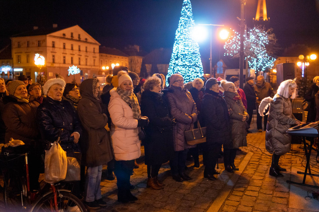 Wspólne kolędowanie pod ratuszem w Grodkowie [fotorelacja]