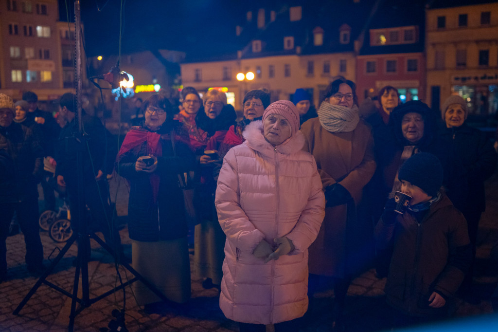 Wspólne kolędowanie pod ratuszem w Grodkowie [fotorelacja]