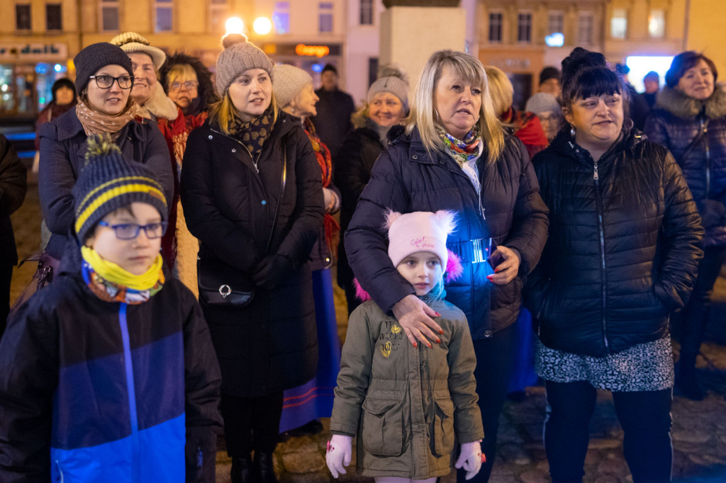 Wspólne kolędowanie pod ratuszem w Grodkowie [fotorelacja]