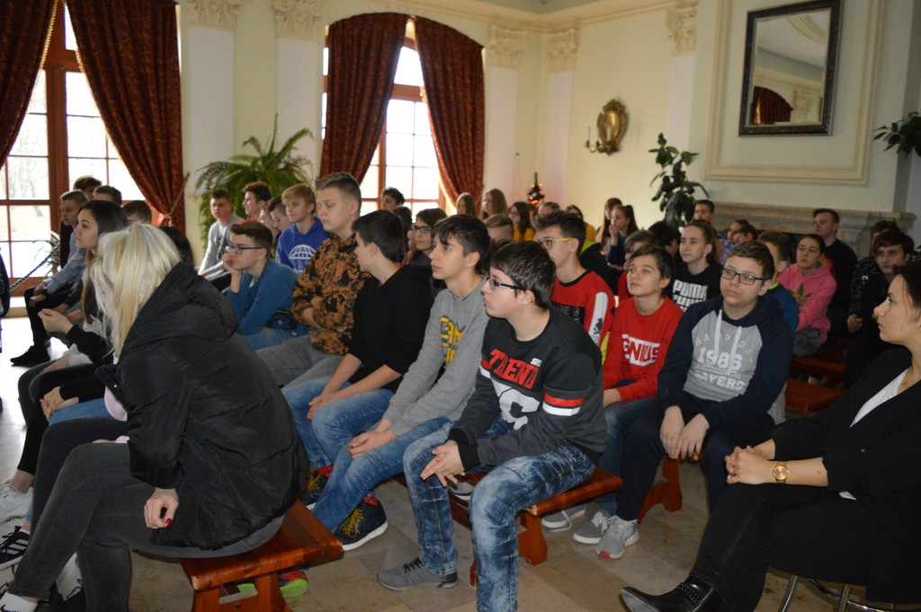 Niecodzienna lekcja historii w PSP w Lewinie Brzeskim