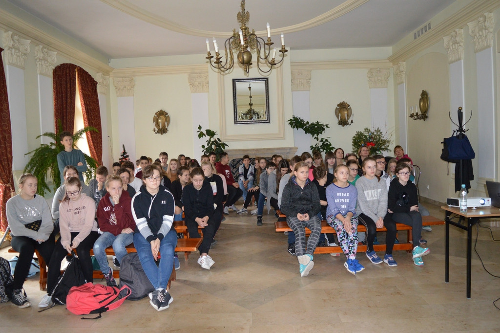 Niecodzienna lekcja historii w PSP w Lewinie Brzeskim