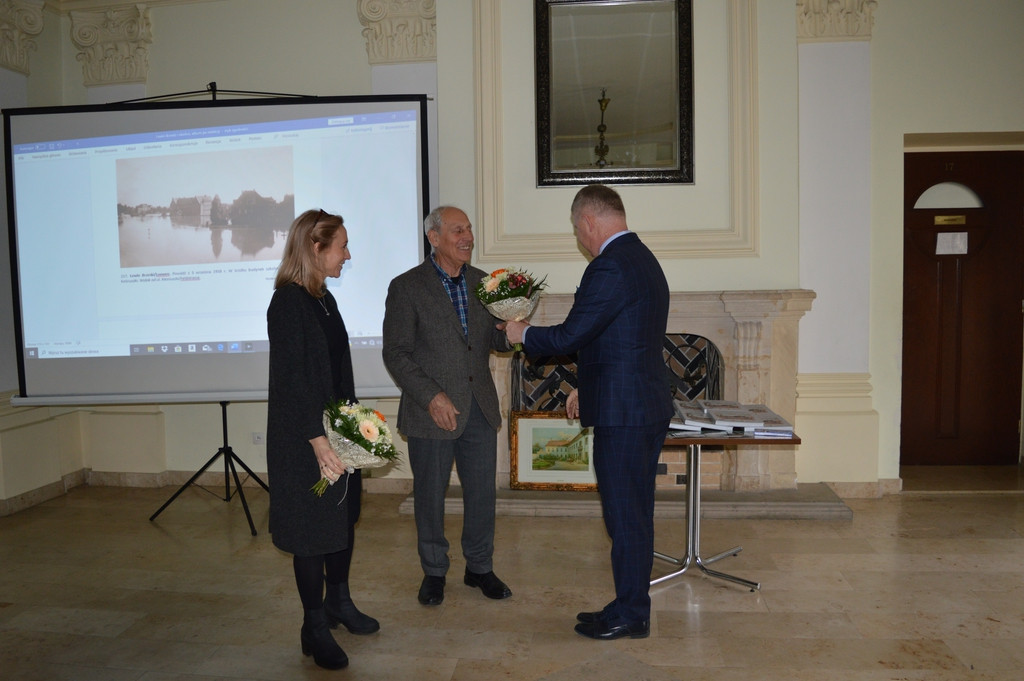 Niecodzienna lekcja historii w PSP w Lewinie Brzeskim